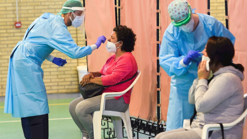 Personal del Servicio Andaluz de Salud realizan test rápidos a vecinos de la localidad sevillana de Utrera. /EFE