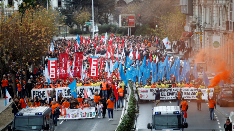 Manifestación de trabajadores de Alcoa en A Coruña en defensa de la actividad y del empleo. EFE/Cabalar