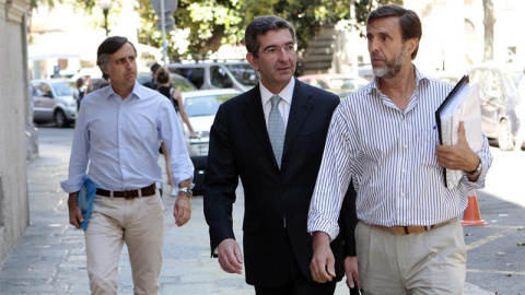 Zoilo Ruiz-Mateos, a la derecha. A su lado, su abogado y su hermano Pablo Ruiz-Mateos a la izquierda, llegando esta mañana a la Audiencia Provincial de Baleares, en Palma.