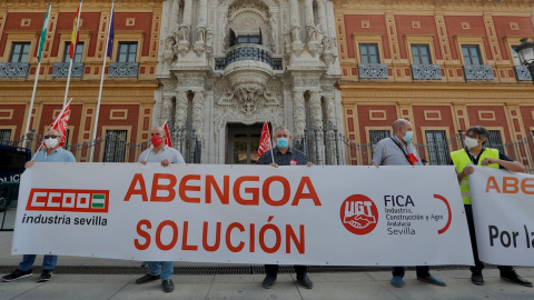 Concentración trabajadores de la empresa Abengoa ante el Palacio de San Telmo, sede de la Presidencia de la Junta de Andalucía en Sevilla, por la viabilidad de la compañía, el mantenimiento del empleo y para pedir apoyo al plan de refinanciación. EFE