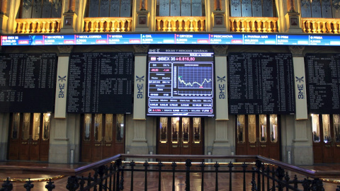 Una pantalla muestra la cotización del IBEX 35 en el interior de la Bolsa de Madrid. EFE/ Ana Bornay