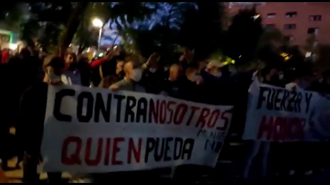 Un instante del grupo neonazi donde se observan saludos fascistas y consignas como "Fuerza y honor" durante la manifestación en San Blas.