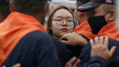 La líder estudiantil Panusaya Sithijirawattanakul se enfrenta a la policía antidisturbios durante una manifestación masiva para pedir la destitución del gobierno del primer ministro Prayuth Chan-ocha y reformas en la monarquía. REUTERS / Athit Perawo