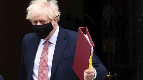 07/10/2020.- El primer ministro británico, Boris Johnson, sale de Downing Street. / EFE - NEIL HALL