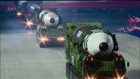 Una captura de pantalla tomada de una transmisión de KCNA el 10 de octubre de 2020 muestra misiles balísticos intercontinentales Hwasong-15 de Corea del Norte durante un desfile militar que marca el 75 aniversario de la fundación del Partido de los Tra