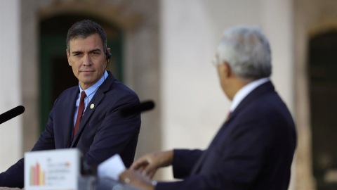 El presidente del Gobierno, Pedro Sánchez (i) y el primer ministro portugués, António Costa, en rueda de prensa ofrecida tras la XXXI Cumbre Ibérica centrada en el desarrollo transfronterizo, este sábado en la ciudad lusa de Guarda. / EFE