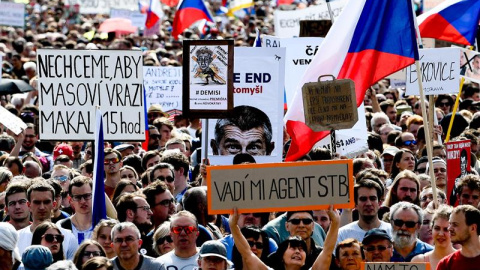 23/06/2019.- Miles de personas marchan este domingo en Praga para pedir la dimisión del primer ministro checo, Andrej Babis. EFE/EPA/Filip Singer