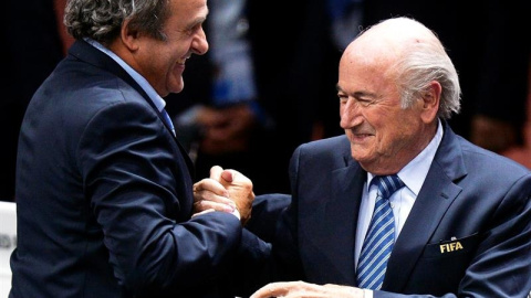 Blatter y Platini se saludan durante el pasado 65º Congreso de la FIFA en Zúrich. EFE/Walter Bieri