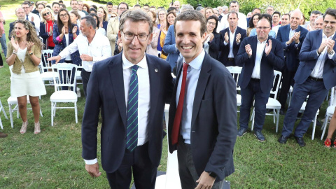 Pablo Casado junto al presidente de la Xunta de Galicia, Alberto Núñez Feijóo en Santiago de Compostela. EFE