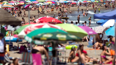 Numerosas personas disfrutando del buen tiempo y calor en la playa de la Misericordia en Málaga el pasado sábado, 25 de mayo. /EFE