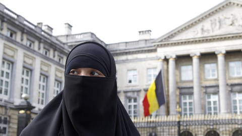 Una joven musulmana cubierta con niqab en Bruselas.-REUTERS