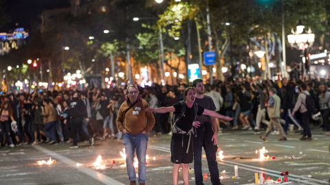 Varios manifestantes increpan a los Mossos de Escuadra en el Paseo de Gracia de Barcelona durante la movilización convocada por los CDR, hoy martes en la segunda jornada de protestas contra la sentencia condenatoria del Tribunal Supremo a los líderes in