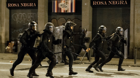 14/10/2019.- Policías antidisturbios durante las protestas esta noche en la Via Laietana de Barcelona por la sentencia del 'procés'. / EFE