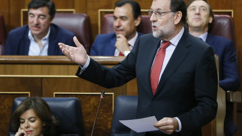 El presidente del Gobierno, Mariano Rajoy (d), interviene en la sesión de control al Ejecutivo celebrada en la Cámara Baja. Rajoy, ha ratificado su confianza en los ministros Cristóbal Montoro y Rafael Catalá frente a la reprobación de que han sido o