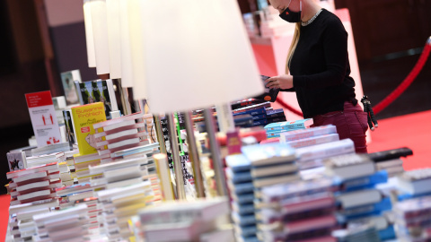 Una empleada de la Feria del Libro de Frankfurt ultima algunos detalles antes de la conferencia de prensa.- AFP