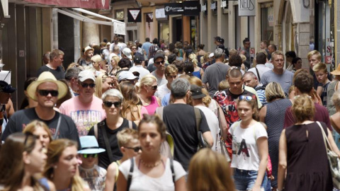 Turistes passegen pel cèntric carrer de Sant Miquel de Palma. EFE / Atienza