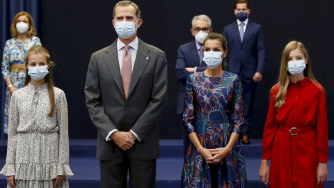 Los reyes Felipe VI y Letizia y su hijas la princesa Leonor (i) y la infanta Sofía (d) posan en una foto de grupo con los ganadores de los premios Princesa de Asturias. /EFE