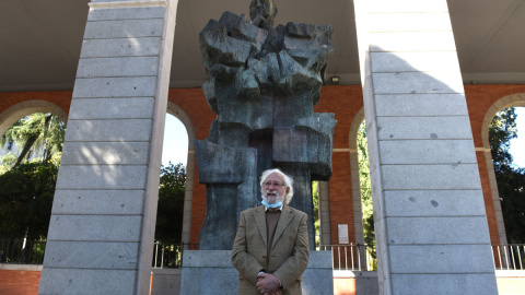 El escultor Pepe Noja ante la escultura dedicada a Largo Caballero este viernes en Madrid.- FERNANDO SÁNCHEZ