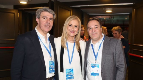 La presidenta de la Comunidad y del PP de Madrid, Cristina Cifuentes, junto a sus dos hombres fuertes en el Gobierno y el partido, Ángel Garrido (i) y Jaime González Taboada (d), en el Congreso regional de la formación. (Archivo) PP DE MADRID.