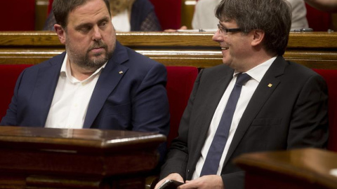 Junqueras y Puigdemont, en el Parlament este jueves. EFE/Quique García