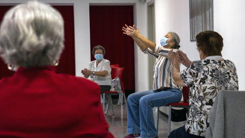 ​Usuarias del Casal Cívic de Sant Ildefons, en Cornellà de Llobregat, participan en un taller / BRU AGUILÓ