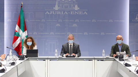 El lehendakari , Iñigo Urkullu (c), acompañado por los consejeros de Seguridad, Josu Erkoreka (d), y Salud, Gotzone Sagardui, durante la reunión del comité asesor que le asiste como director único del Plan de Protección Civil de Euskadi (LABI) para 