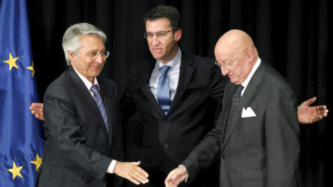 El presidente de la Xunta, Alberto Núñez Feijóo, junto a los responsables de Caixanova, Julio Fernández Gayoso, y Caixa Galicia, Mauro Varela. Efe