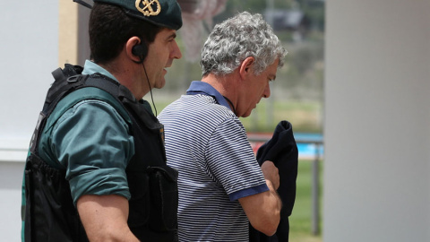 Villar, con un agente de la Guardia Civil en la sede de la RFEF. REUTERS/Juan Medina