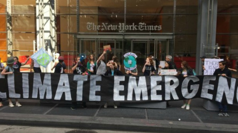 Los activistas de Extinction Rebellion protestan frente a la sede del 'New York Times'. TWITTER/@CivicNYC