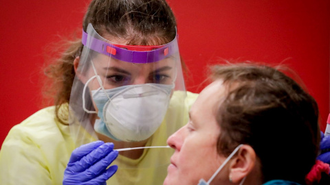 Una mujer se somete a una prueba PCR, este lunes en Bruselas (Bélgica), que ha superado a Madrid en nuevos casos de coronavirus | EFE