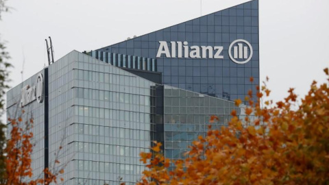 El logo de Allianz, la mayor aseguradora europea, en su sede en La Defense, el distrito financiero al oeste de París. REUTERS/Gonzalo Fuentes