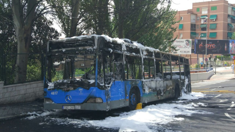 Un autobús de la EMT arde en la calle Velázquez de Madrid. TWITTER/@FuencarralPardo