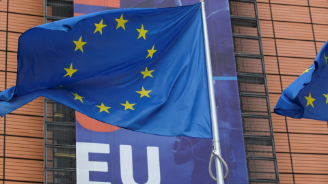 Bandera de la UE en el exterior de la sede de la Comisión Europea, en Bruselas. REUTERS/Yves Herman