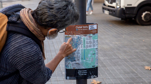 Marta Fonseca, membre del Col·lectiu Punt 6, assenyalant un mapa de Ciutat Vella. Bru Aguiló.