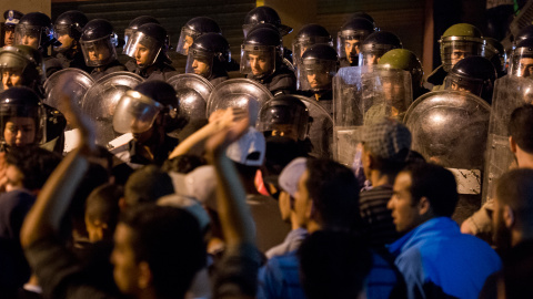 La policía antidisturbios cerca a los manifestantes durante una protesta en apoyo de los activistas detenidos en duros enfrentamientos violentos en Alhucemas, en Rabat, Marruecos. .- REUTERS