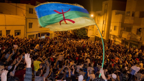 Miles de manifestantes ondean la bandera amazigh durante una manifestación contra la corrupción, la represión y el desempleo en la ciudad norteña de Alhucemas el 29 de mayo de 2017 .-AFP