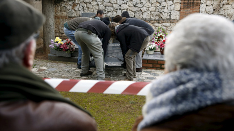 Ascensión Mendieta ante la fosa de su padre, Timoteo Mendieta.- REUTERS