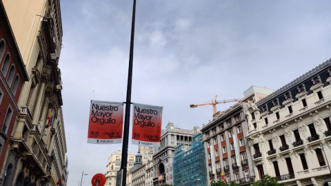 Carteles de la campaña institucional del Ayuntamiento de Madrid para el Orgullo, en la madrileña calle de Alcalá. MÁS MADRID