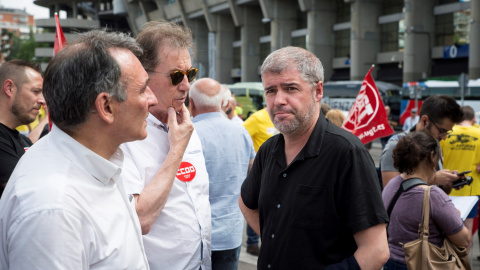 El secretario general de CCOO, Unai Sordo, junto a los trabajadores de Alcoa, que han marchado hasta el Ministerio de Industria, para reclamar una solución de futuro para las plantas de Avilés (Asturias) y A Coruña. EFE/Luca Piergiovanni