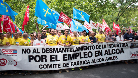 Marcha de los trabajadores de Alcoa hasta el Ministerio de Industria, en un manifestación en la que han pedido una solución de futuro para las plantas de Avilés (Asturias) y A Coruña. EFE/Luca Piergiovanni