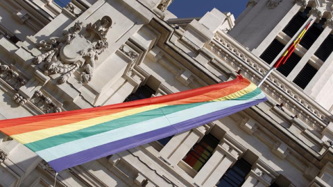 Vista de la bandera arcoíris desplegada en la fachada del Ayuntamiento de Madrid con motivo del comienzo de la semana del orgullo gay. EFE/Javier Lizón