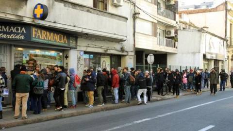 Uruguayos hacen fila en una de las farmacias de Montevideo que administra marihuana / EFE