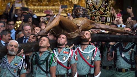 Los legionarios llevan el Cristo de Mena en Málaga. EFE