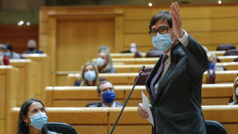 El ministro de Sanidad, Salvador Illa, y la ministra de Industria, Reyes Maroto, durante la sesión de control al Gobierno, este martes en el Pleno del Senado, en Madrid.- EFE/Emilio Naranjo