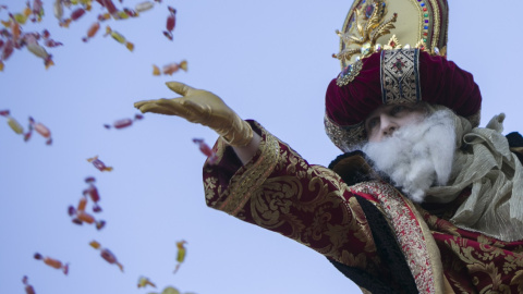 El Rey Melchor durante la cabalgata de los Reyes Magos en Sevilla. María José López / Europa Press / Archivo