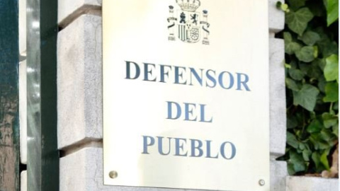 Placa del edificio del Defensor del Pueblo / EFE