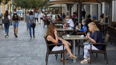 Unas clientas toman café en la terraza de un bar de Girona. EFE/ David Borrat/Archivo