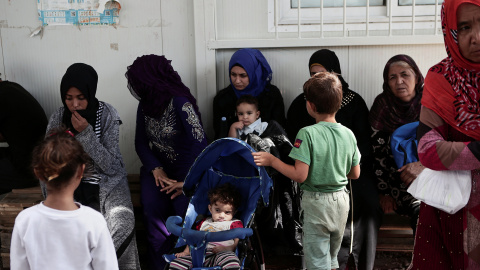 Mujeres refugiadas y niños en el campo de refugiados de Moria, en la isla griega de Lesbos.- REUTERS