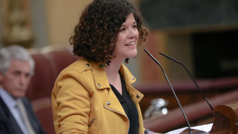 La diputada de Unidas Podemos Sofía Fernández Castañón, interviene desde la tribuna en el debate sobre la proposición no de ley relativa a la aplicación de las medidas necesarias para acabar con el invierno demográfico, fomentar la natalidad y prot