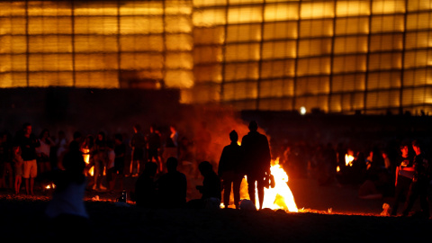 Vista de las tradicionales hogueras de San Juan en la playa de La Zurriola de San Sebastián | EFE